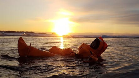 Полночь плавающей опытом солнца в Форест-лейке